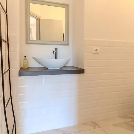 Blue Romantic View, Tub & Parking شقة *